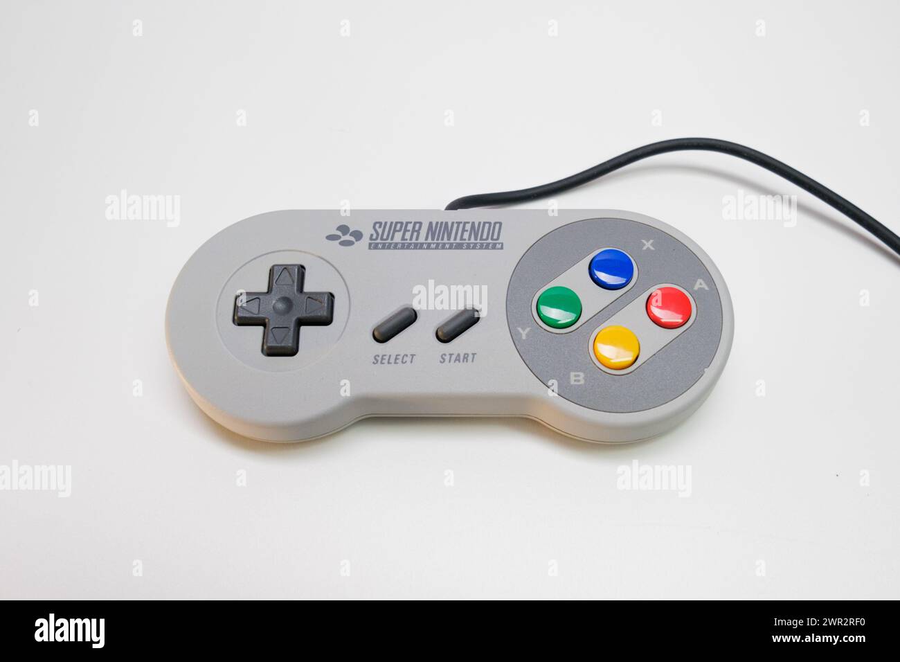 Newcastle Regno Unito: 1 luglio 2023: Controller Super Nintendo versione uk japan PAL. Tasti colorati per giocare in stile retrò Foto Stock