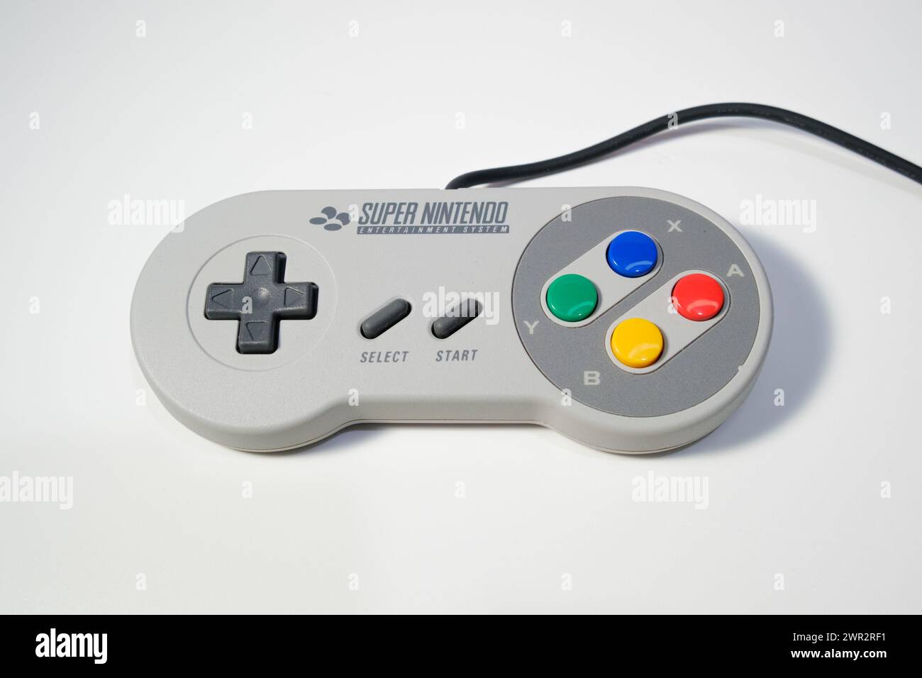 Newcastle Regno Unito: 1 luglio 2023: Controller Super Nintendo versione uk japan PAL. Tasti colorati per giocare in stile retrò Foto Stock