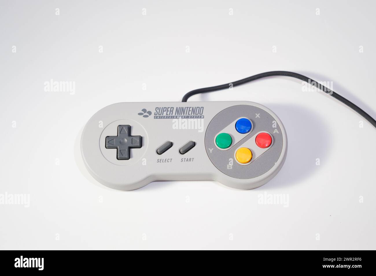 Newcastle Regno Unito: 1 luglio 2023: Controller Super Nintendo versione uk japan PAL. Tasti colorati per giocare in stile retrò Foto Stock