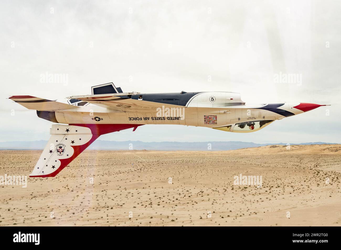 Lo United States Air Force Air Demonstration Team "Thunderbirds" esegue una missione di inseguimento fotografico sulla base aerea della Marina di El Centro, California Foto Stock