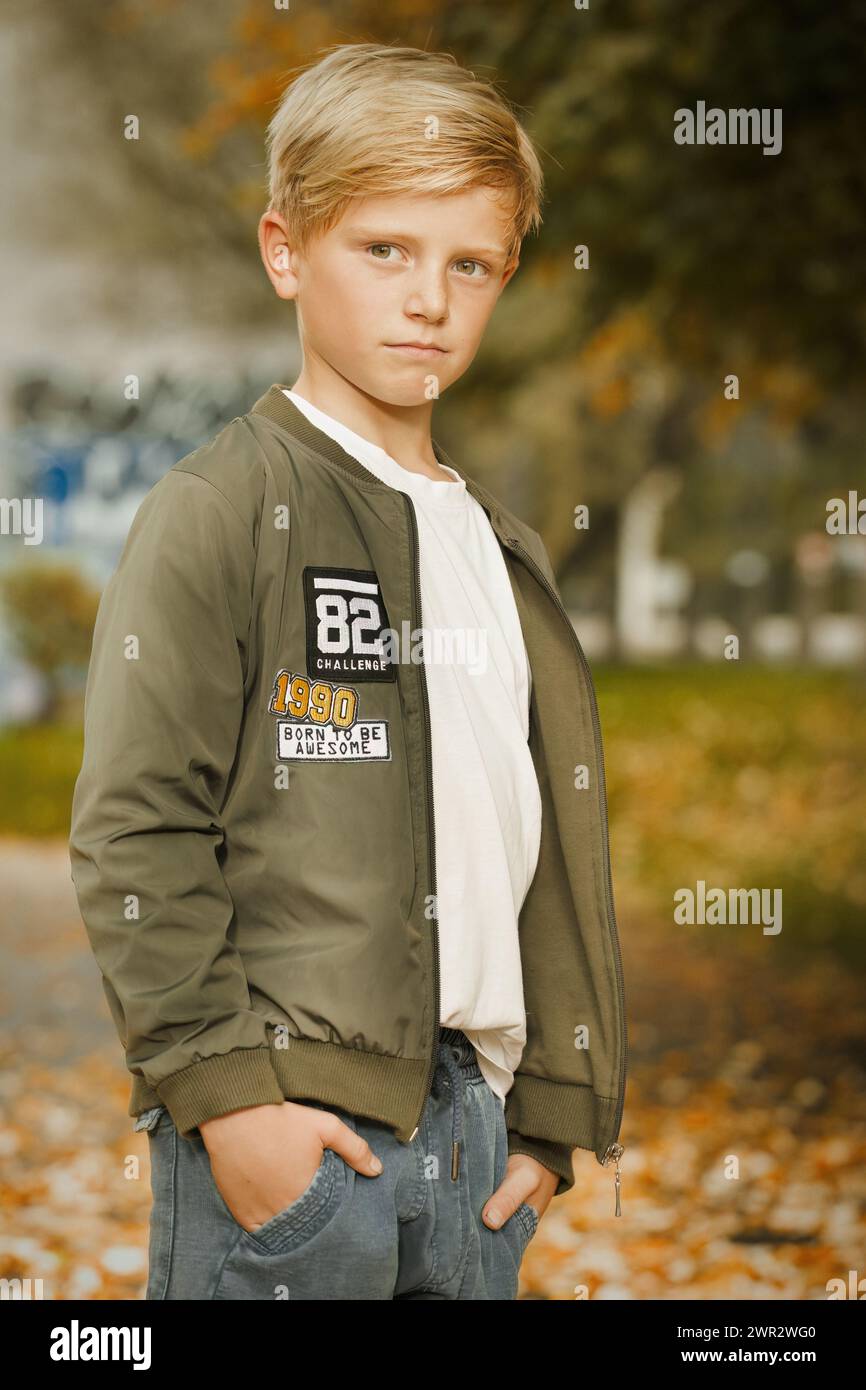 Ragazzo che posa all'aperto nello skate Park per le foto di prova del libro Foto Stock