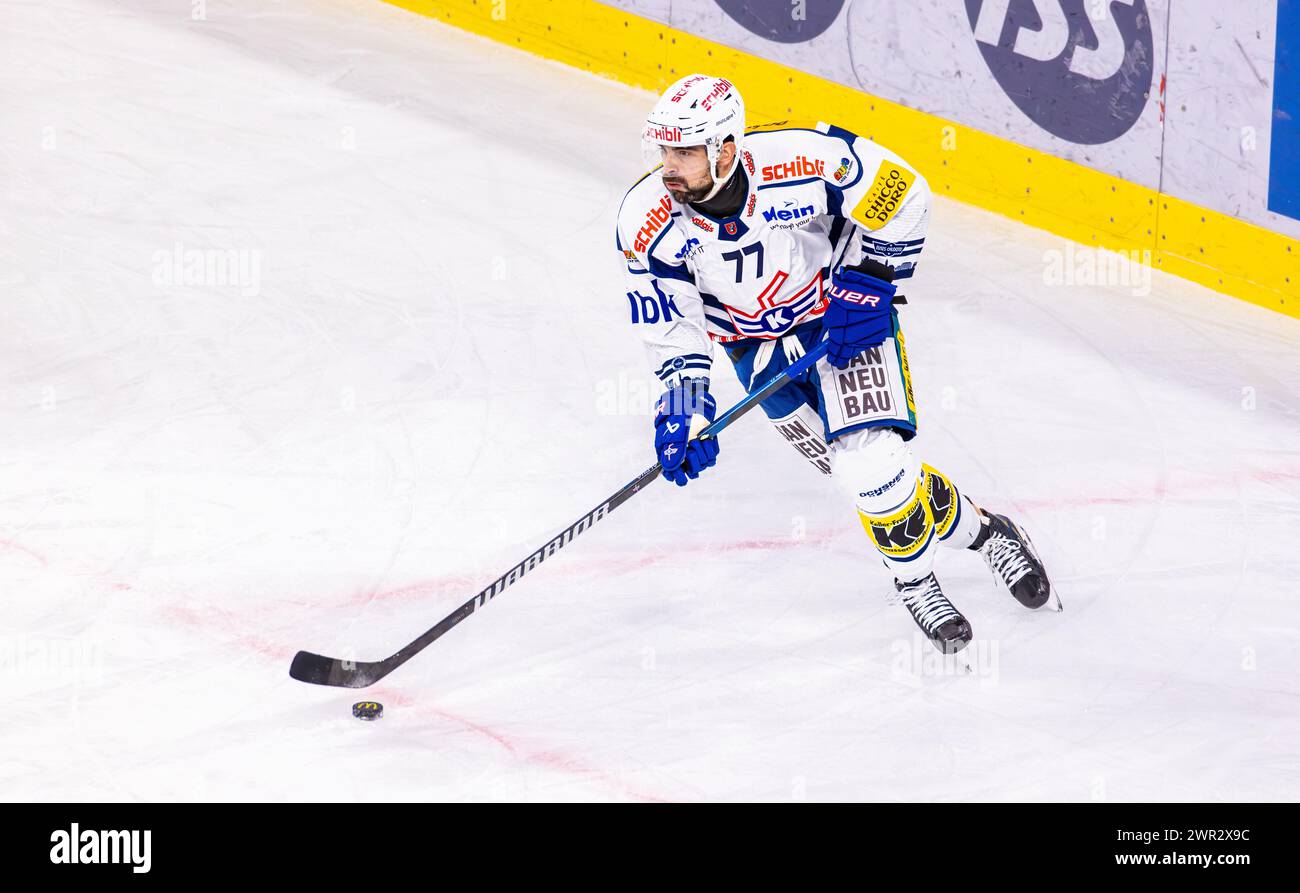 ZSC Lions - EHC Kloten, Swiss Life Arena, National League NL, stagione regolare: #77 Matteo Nodari, Verteidiger EHC Kloten mit dem Puck. (Zürich, Svizzera Foto Stock