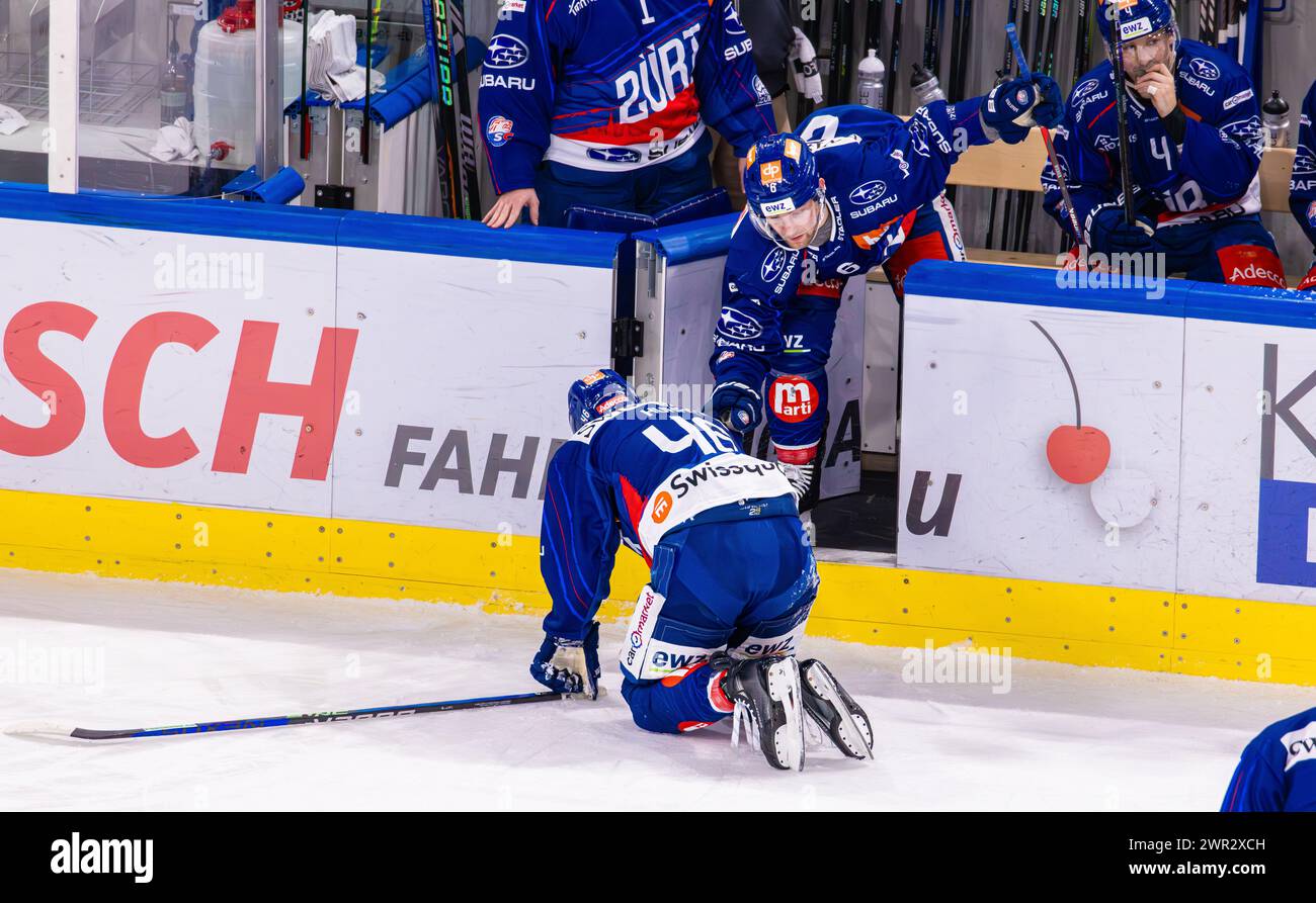 ZSC Lions - EHC Kloten, Swiss Life Arena, National League NL, stagione regolare: Verteidiger #6 Yannick Weber (ZSC Lions) hilft dem verletzen Teamkollege Foto Stock