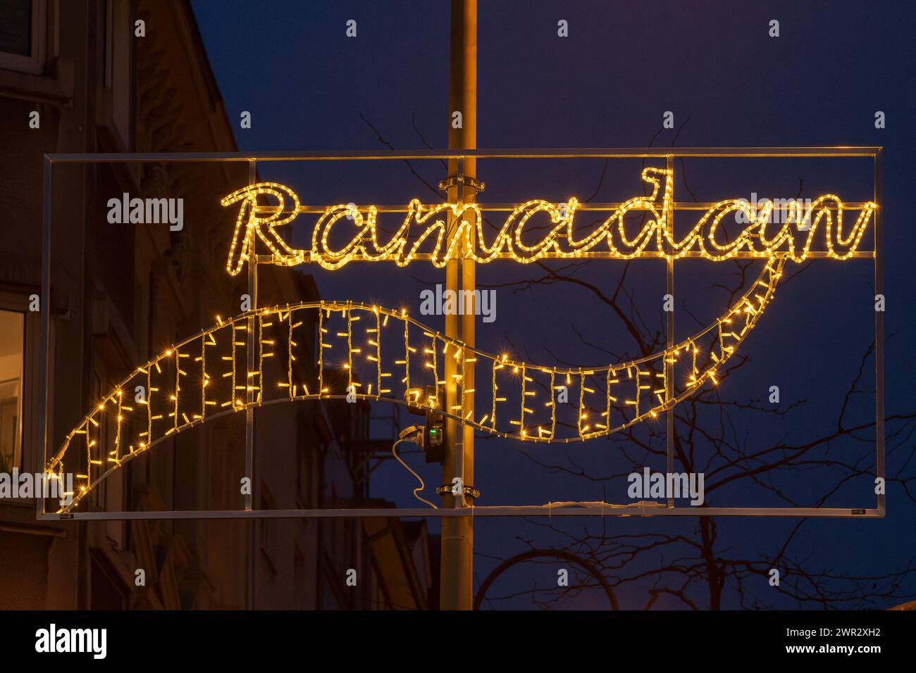 Quest'anno, per la prima volta a Colonia, ci sarà un'illuminazione speciale per il Ramadan. Foto Stock