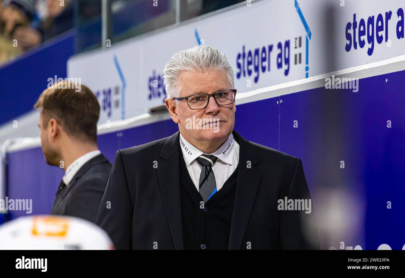 EHC Kloten - ZSC Lions, Stimo Arena, National League NL, stagione regolare: Marc Crawford, allenatore ZSC Lions. Dahinter Assistenztrainer Fabio Schwarz. Foto Stock