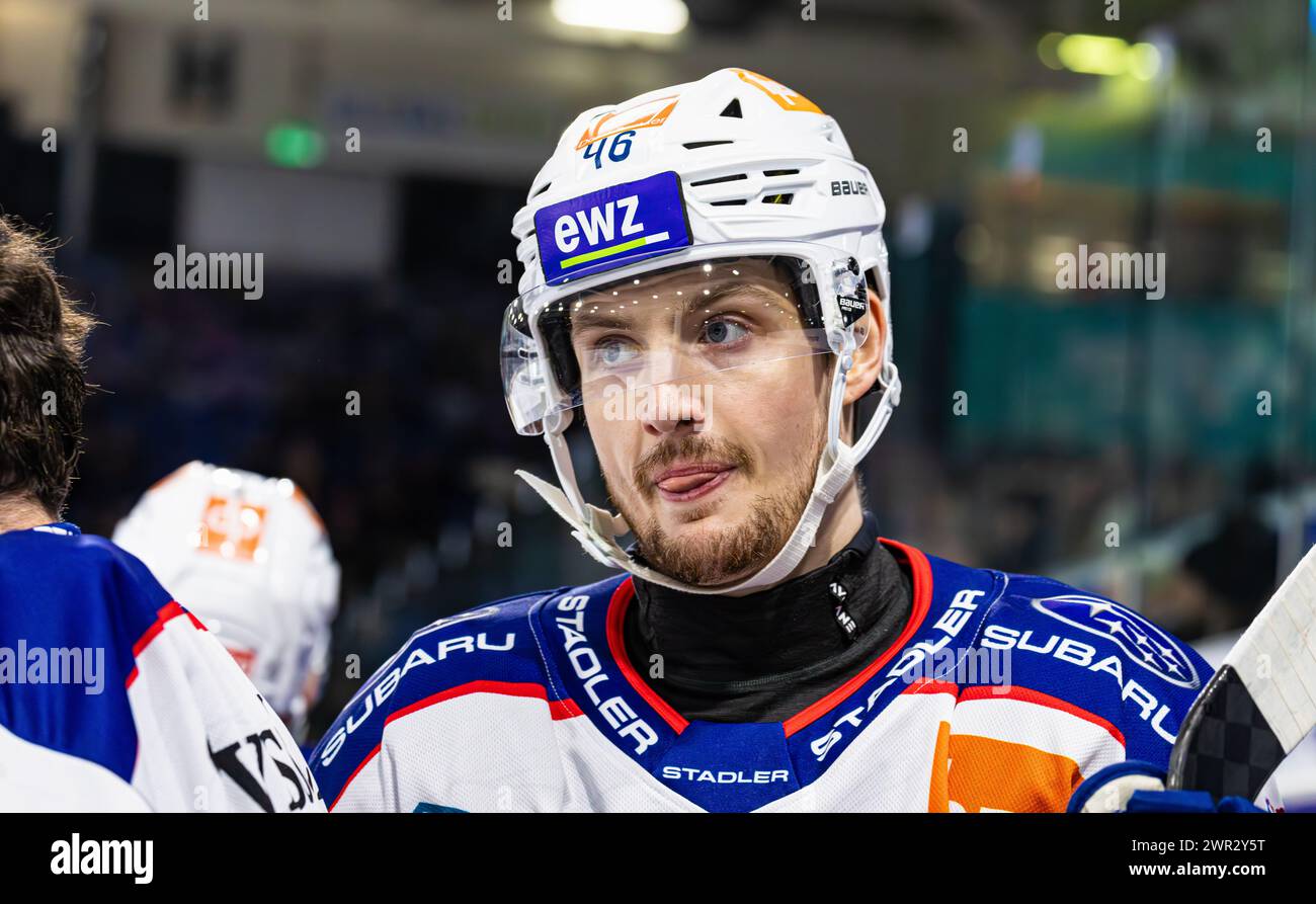 EHC Kloten - ZSC Lions, Stimo Arena, National League NL, stagione regolare: N. 46 Dean Kukan, Verteidiger ZSC Lions auf der Spielerbank. (Kloten, Schweiz, Foto Stock