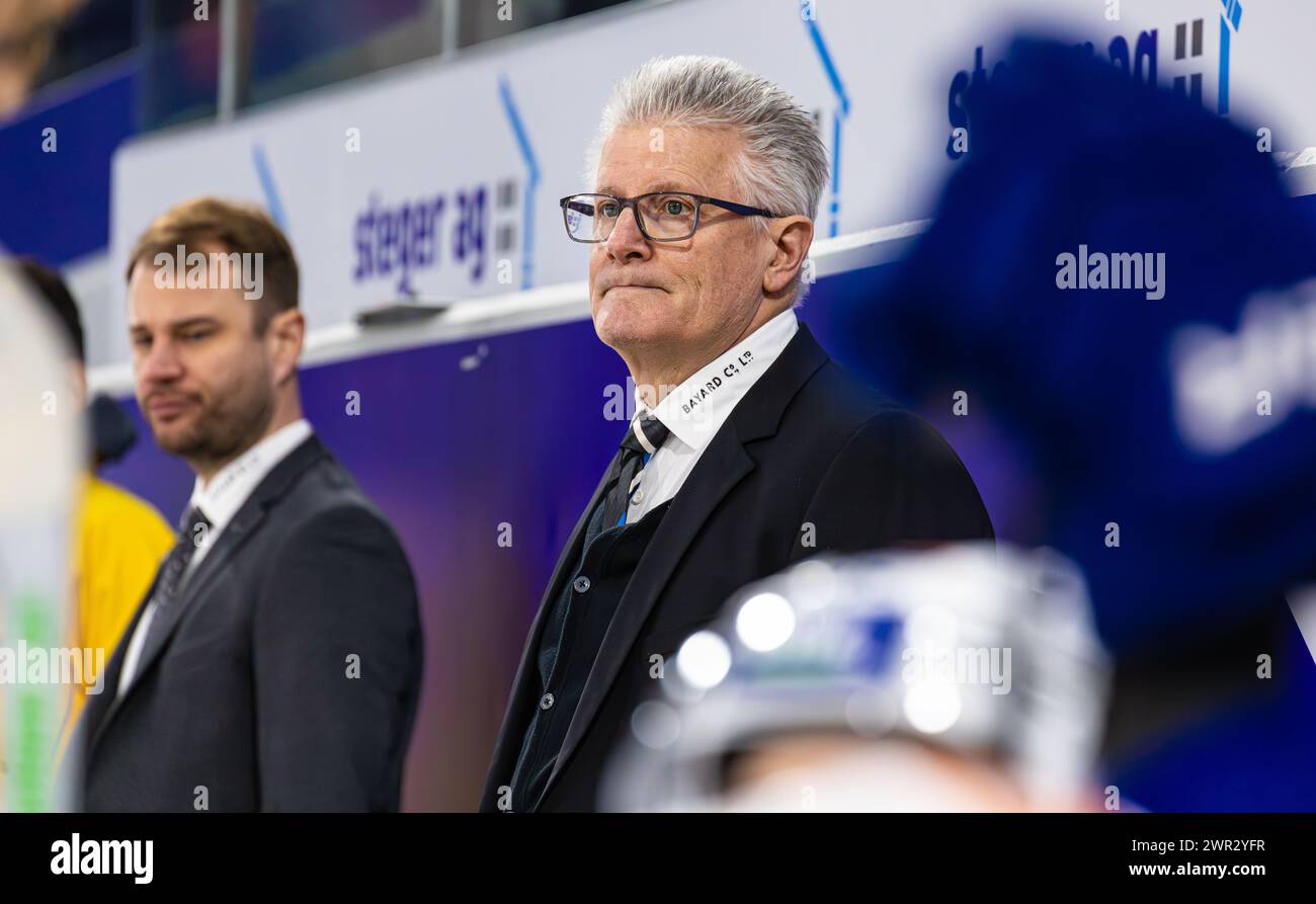 EHC Kloten - ZSC Lions, Stimo Arena, National League NL, stagione regolare: Marc Crawford, allenatore ZSC Lions. Dahinter Assistenztrainer Fabio Schwarz. Foto Stock