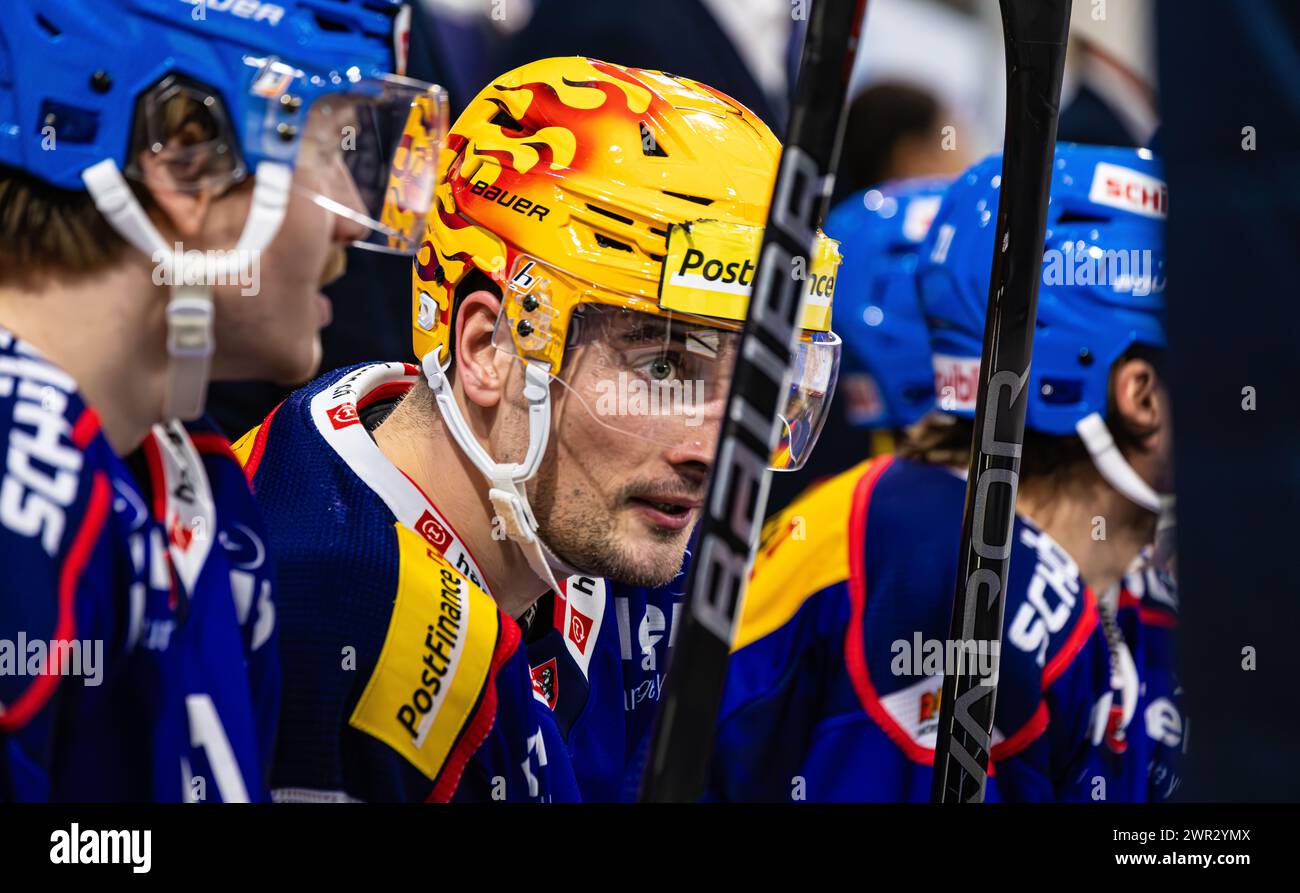 EHC Kloten - ZSC Lions, Stimo Arena, National League NL, stagione regolare: EHC Kloten Topskorer Axel Simic sitzt auf der Spielerbank. (Kloten, Schweiz, Foto Stock