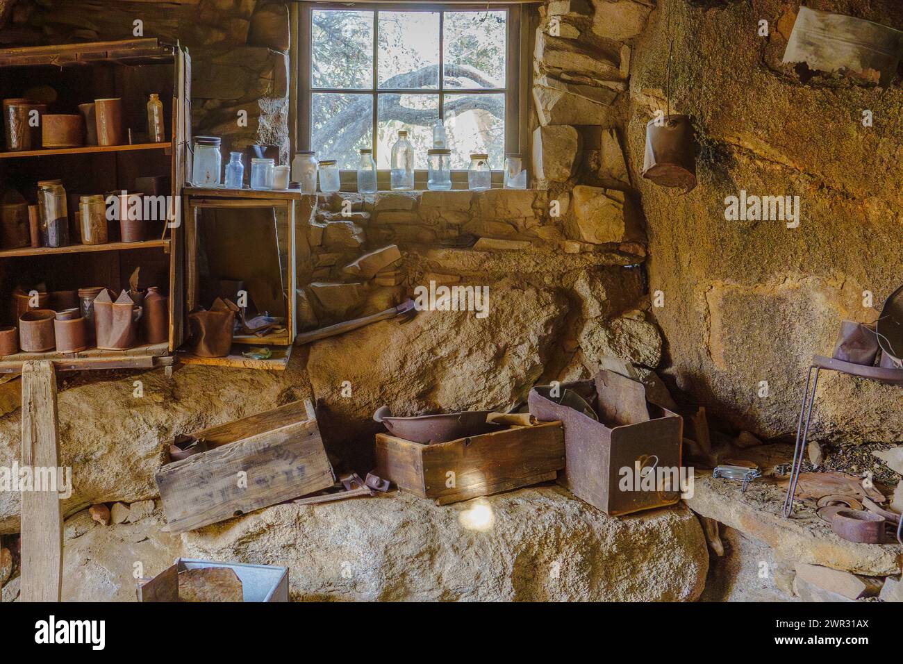 Interno della rustica cabina della Eagle Cliff Mine al Joshua Tree National Park, California, con bottiglie e lattine Foto Stock