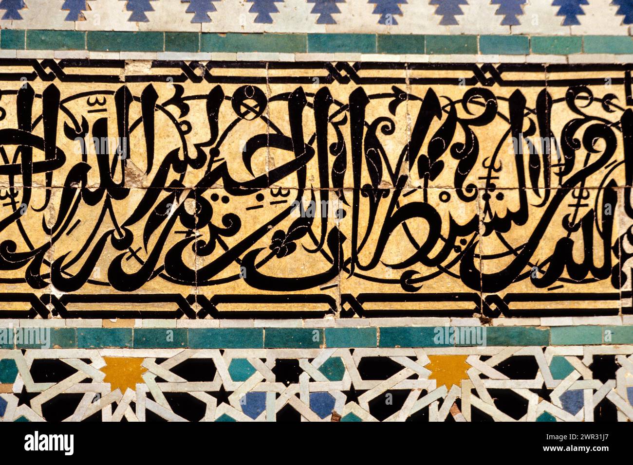 Fez, Marocco - Tile Work and Calligraphy, Bou Inania Medersa, 14°. Secolo. Foto Stock