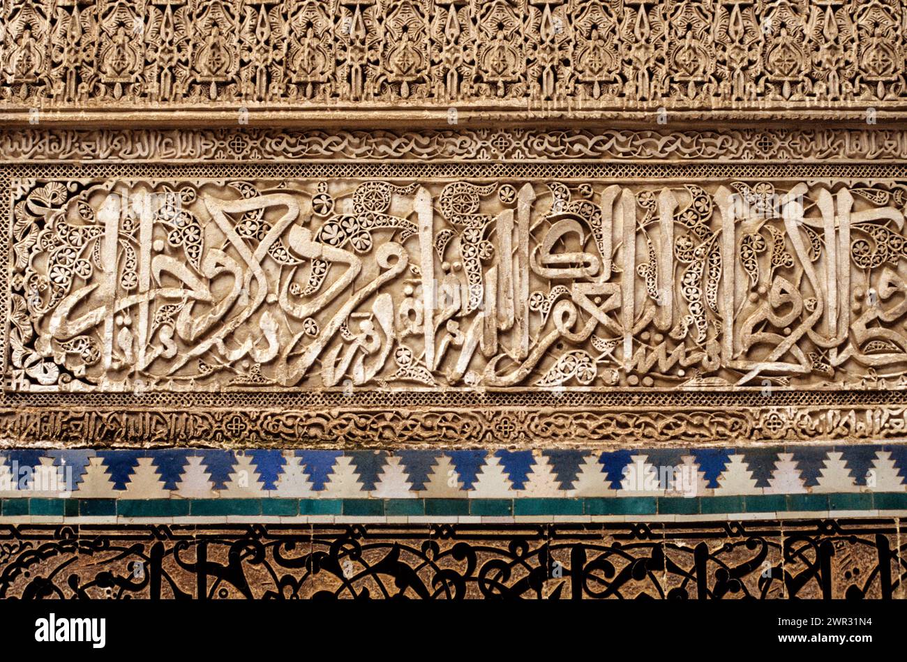 Fez, Marocco - Calligrafia e stucco, Bou Inania Medersa, 14°. Secolo. Foto Stock