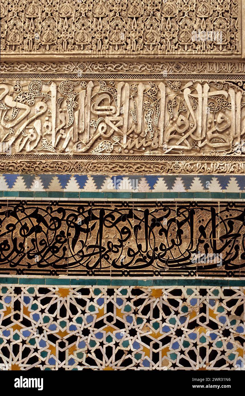 Fez, Marocco - Calligrafia, stucco e piastrelle, Bou Inania Medersa, XIV secolo. Foto Stock
