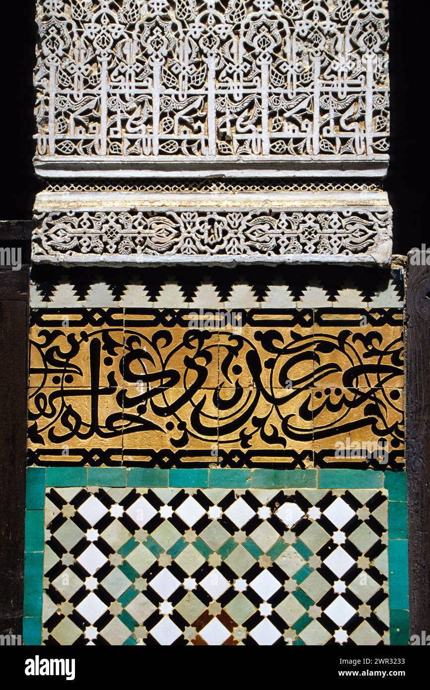 Meknes, Marocco - Tile Work and Calligraphy, Bou Inania Medersa, 14°. Secolo. Foto Stock