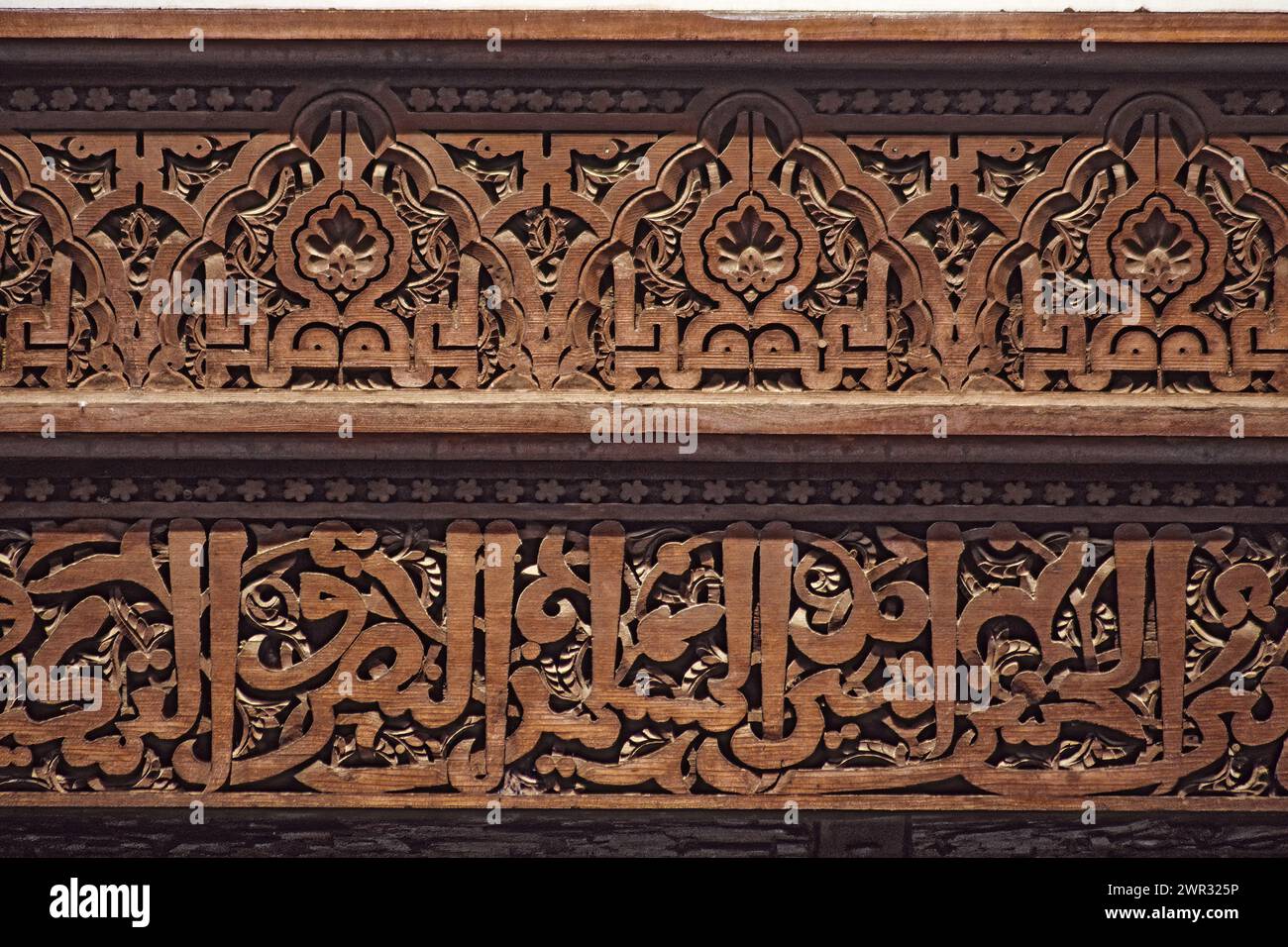 Meknes, Marocco - Calligrafia in legno intagliato, Bou Inania Medersa, 14°. Secolo. Foto Stock