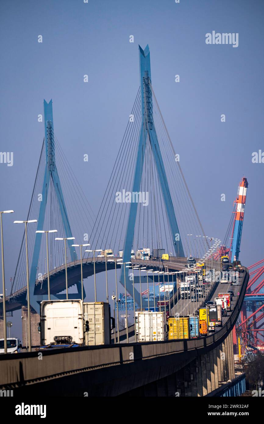 Verkehr auf der Köhlbrandbrücke im Hamburger Hafen, überspannt den 325 m breiten Köhlbrand, einen Arm der Süderelbe, der Brückenzug ist über 3600 Meter lang, 53 Meter über dem Wasser, Pfeiler 135 m Hoch, mehr als 30,000 Fahrzeuge, befahren die B3 Brücke täglich, wichtige Verbindung in den Hafen, SIE ist marode, soll neu gebaut werden, Hamburg, Deutschland Kühlbrandbrücke *** il traffico sul ponte Köhlbrand nel porto di Amburgo si estende per 325 m di larghezza Köhlbrand, un braccio del Süderelbe, il ponte è lungo oltre 3600 metri, 53 metri sopra l'acqua, pontili alti 135 m, più di 30.000 veicoli u Foto Stock