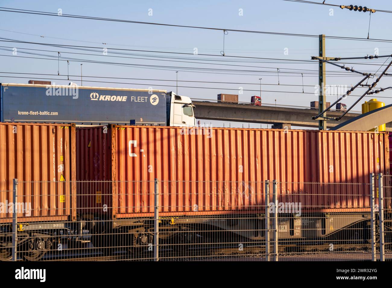 Rampe zur, von der Köhlbrandbrücke im Hamburger Hafen, hinten, vorne LKW auf dem Waltershoferdam, Zufahrt zum HHLA Container Terminal Burchardkai, Mitte Verkehr auf der Autobahn A7, vorne Güterzugstrecke zum, vom HHLA Container Terminal Burchardkai, überspannt den 325 m breiten Köhlbrand, einen Arm der Süderelbe, der Brückenzug ist über 3600 Meter lang, 53 Meter über dem Wasser, Pfeiler 135 m hoch, mehr als 30,000 Fahrzeuge, befahren die B3 Brücke täglich, wichtige Verbindung in den Hafen, SIE ist marode, soll neu gebaut werden, Amburgo, Deutschland Kühlbrandbrücke *** rampa da, dal Köhlbr Foto Stock