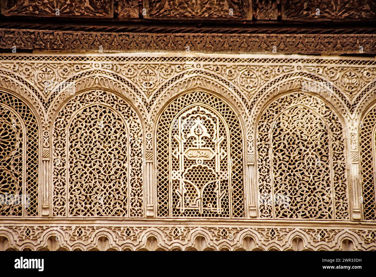 Fez, Marocco - lavori di stucco nella Foundouk El-Nejjarine nella città Vecchia. Questo caravanserraglio fu costruito nel XVIII secolo e restaurato nel 1998. Foto Stock