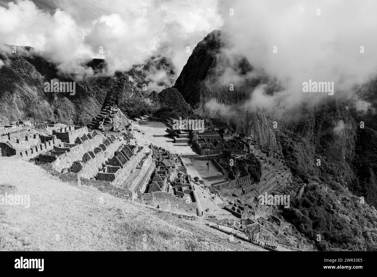 Machu Picchu tra le nuvole in bianco e nero, Machu Picchu Historical Sanctuary, Cusco, Perù. Foto Stock