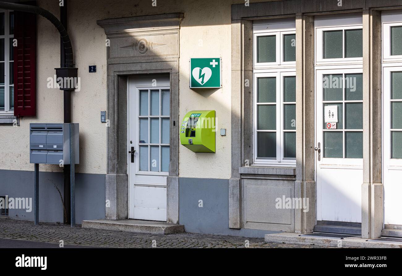 Beim Feldbach Center a Stecokborn ist ein Defibrilator angebracht, welcher im Notfall Leben retten kann. (Steckborn, Schweiz, 21.05.2023) Foto Stock