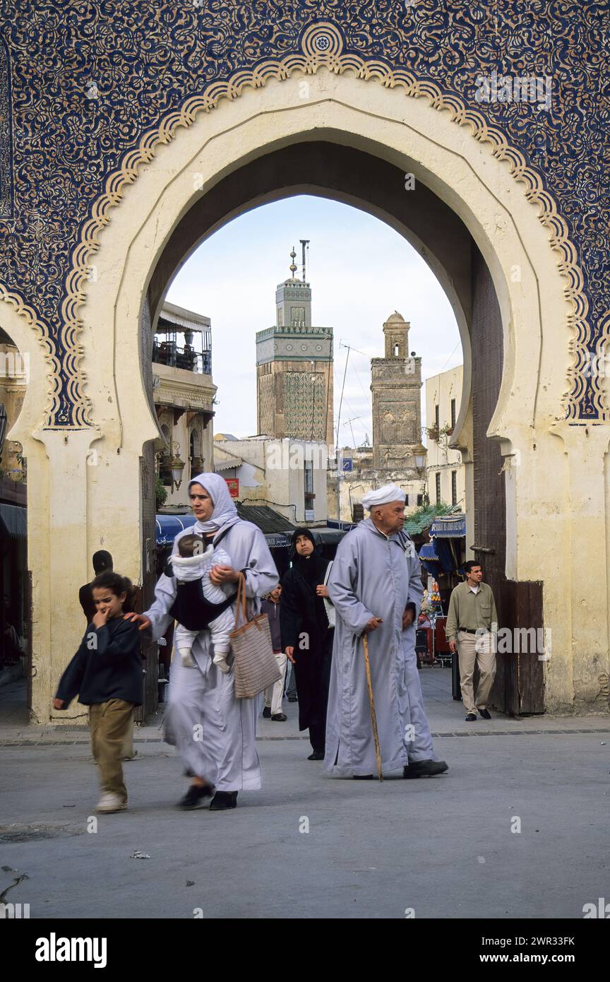 Fez, Marocco - Bab Bou Jeloud (Boujeloud), costruito nel 1913, l'ingresso principale nella medina della vecchia Fez. Foto Stock
