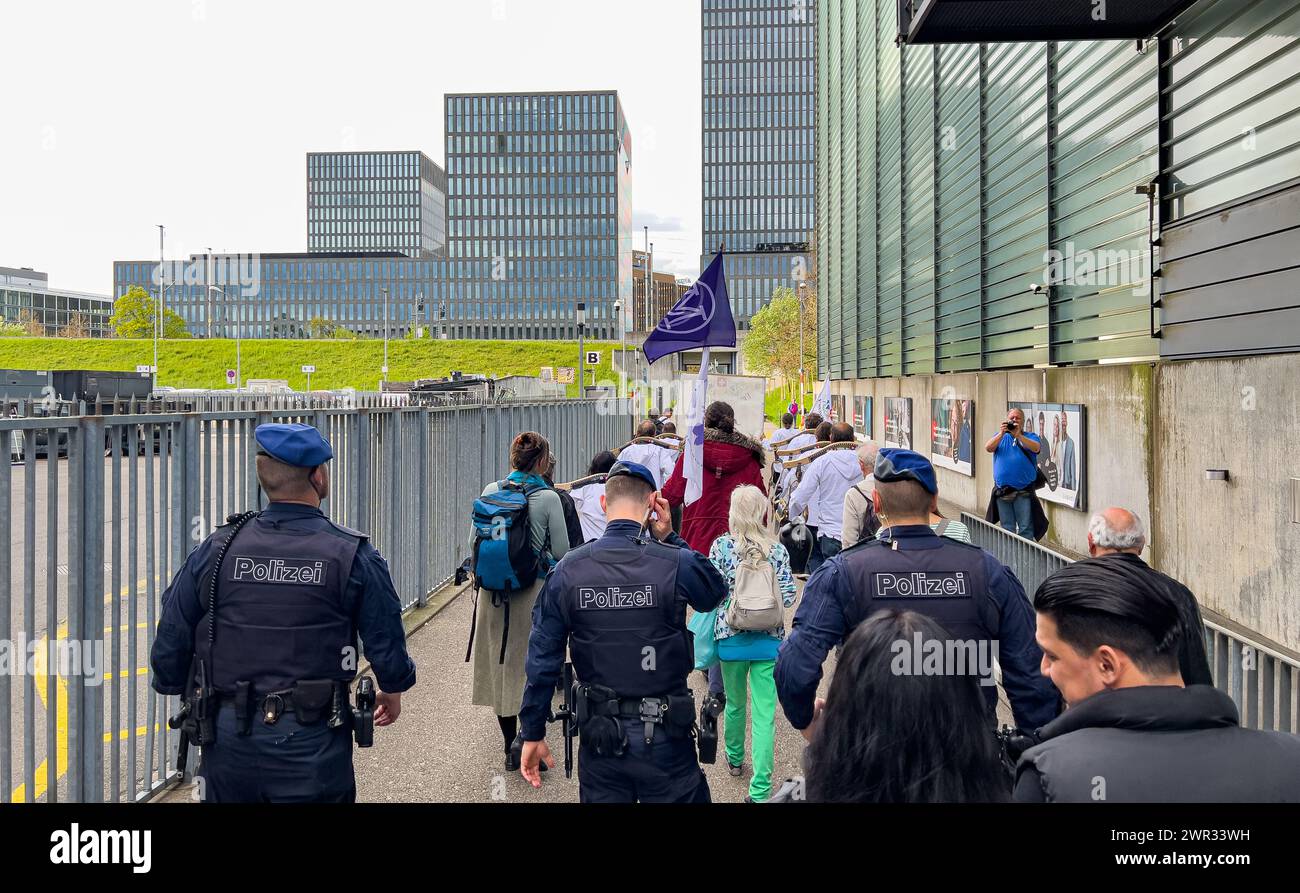 Die Freiheitstrychler und Nicholas Rimoldi, Präsident der Bürgerrechtsbewegung Massvoll werden von der Polizei vom Hallenstadion weg eskoriert. (Züric Foto Stock