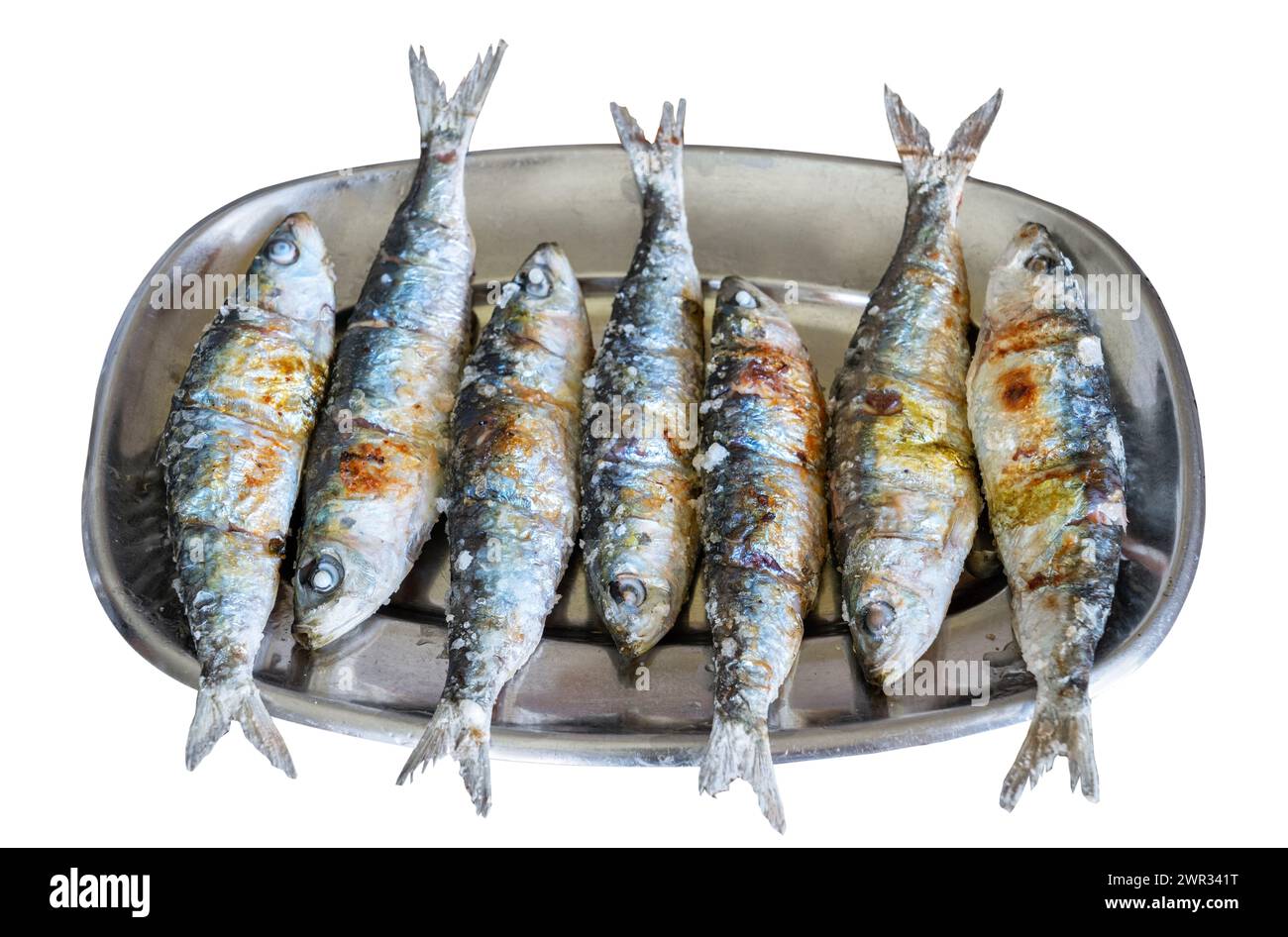 Sardine tradizionali portoghesi alla griglia su una piastra di metallo isolata su sfondo bianco. Foto Stock