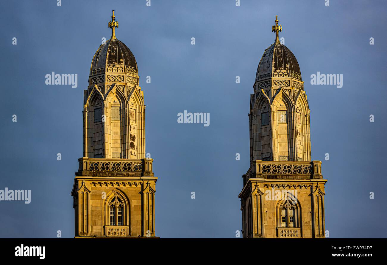 Die Fraumünster Kirche im Stadtzentrum Zürichs direkt an der Limmat. (Zürich, Schweiz, 18.03.2023) Foto Stock