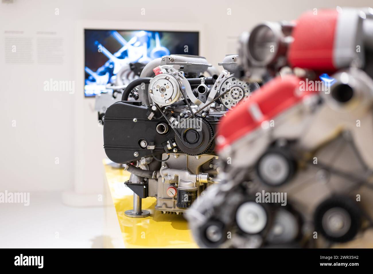 MODENA, ITALIA - 21 APRILE 2022: Motore a benzina da corsa esposto al Museo Enzo Ferrari di Modena, Italia Foto Stock
