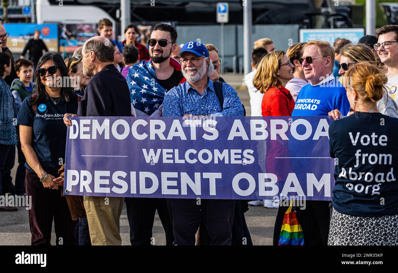 Einige Demokraten, der Partei in den USA, welcher auch der ehemalige US-Präsident Barack Obama zugehörig ist, sind in Zürich vor dem Hallenstadion sic Foto Stock