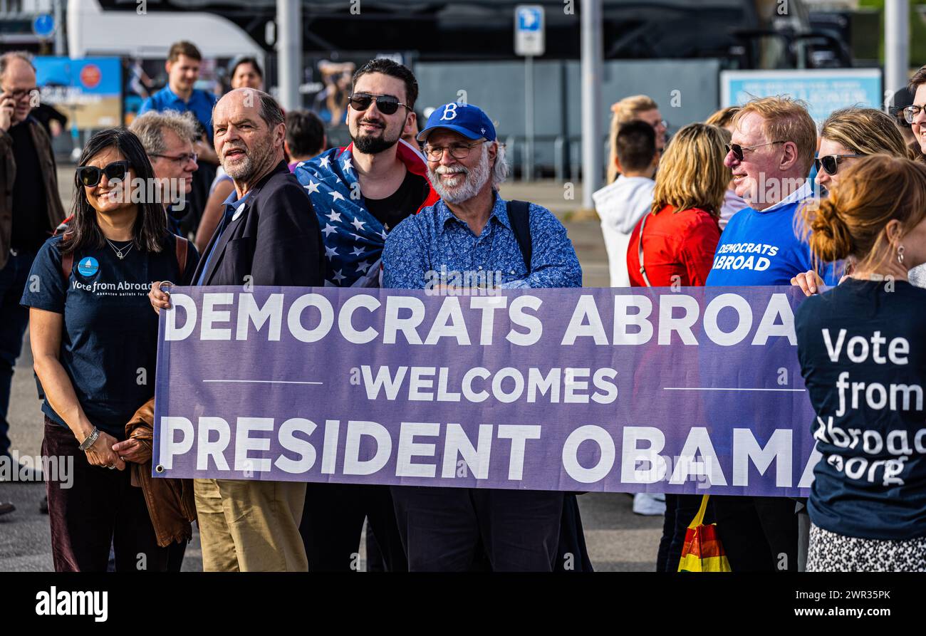 Einige Demokraten, der Partei in den USA, welcher auch der ehemalige US-Präsident Barack Obama zugehörig ist, sind in Zürich vor dem Hallenstadion sic Foto Stock