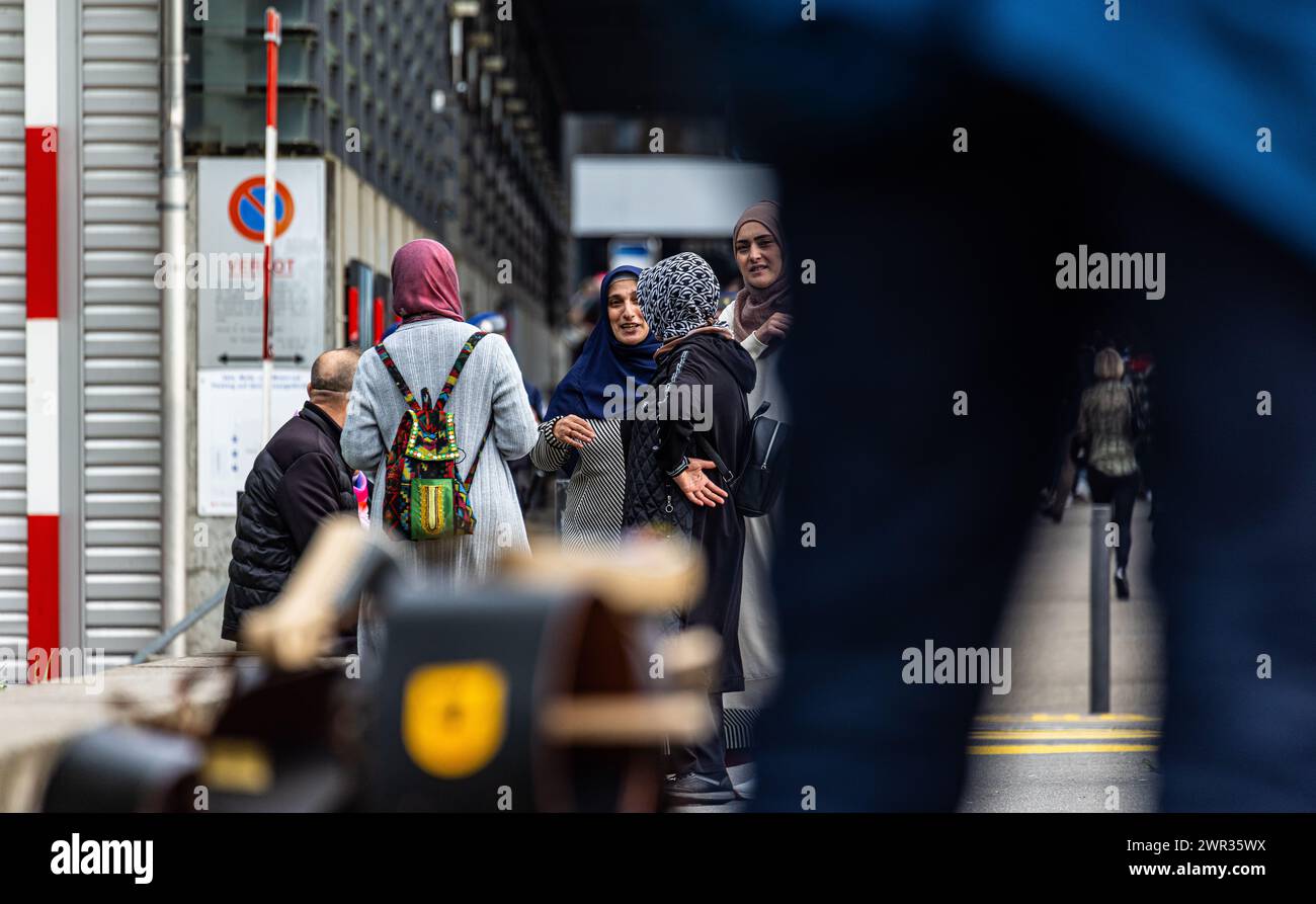 Muslimas in der Schweiz stehen zusammen und sprechen zusammen. (Zürich, Svizzera, 29.04.2023) Foto Stock
