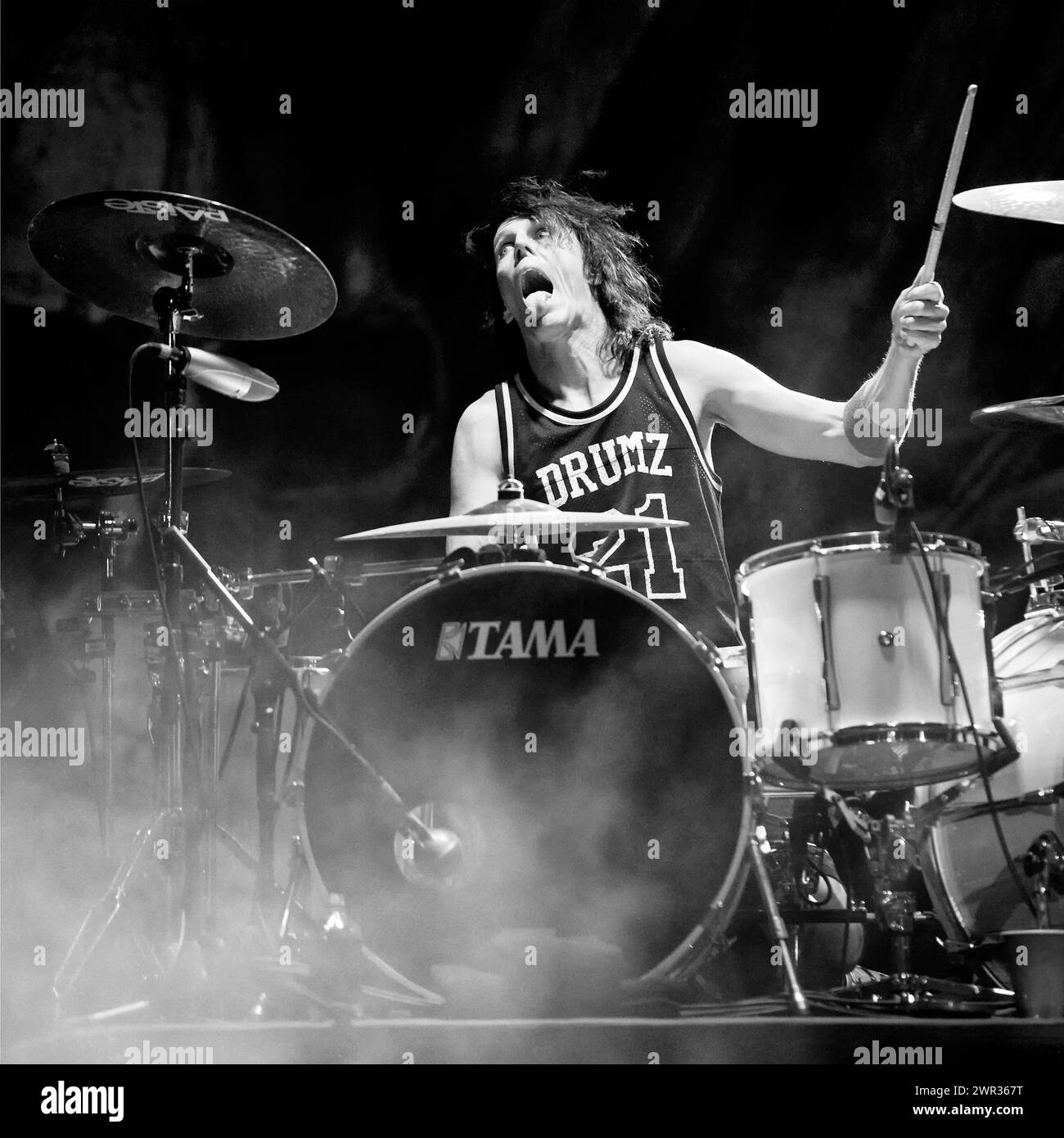 Zoltan Chaney Drummer per Vince Niel va pazzo alla batteria al Moapa Fair Gounds, Clark County Nevada il 4 luglio 2016 Foto Stock