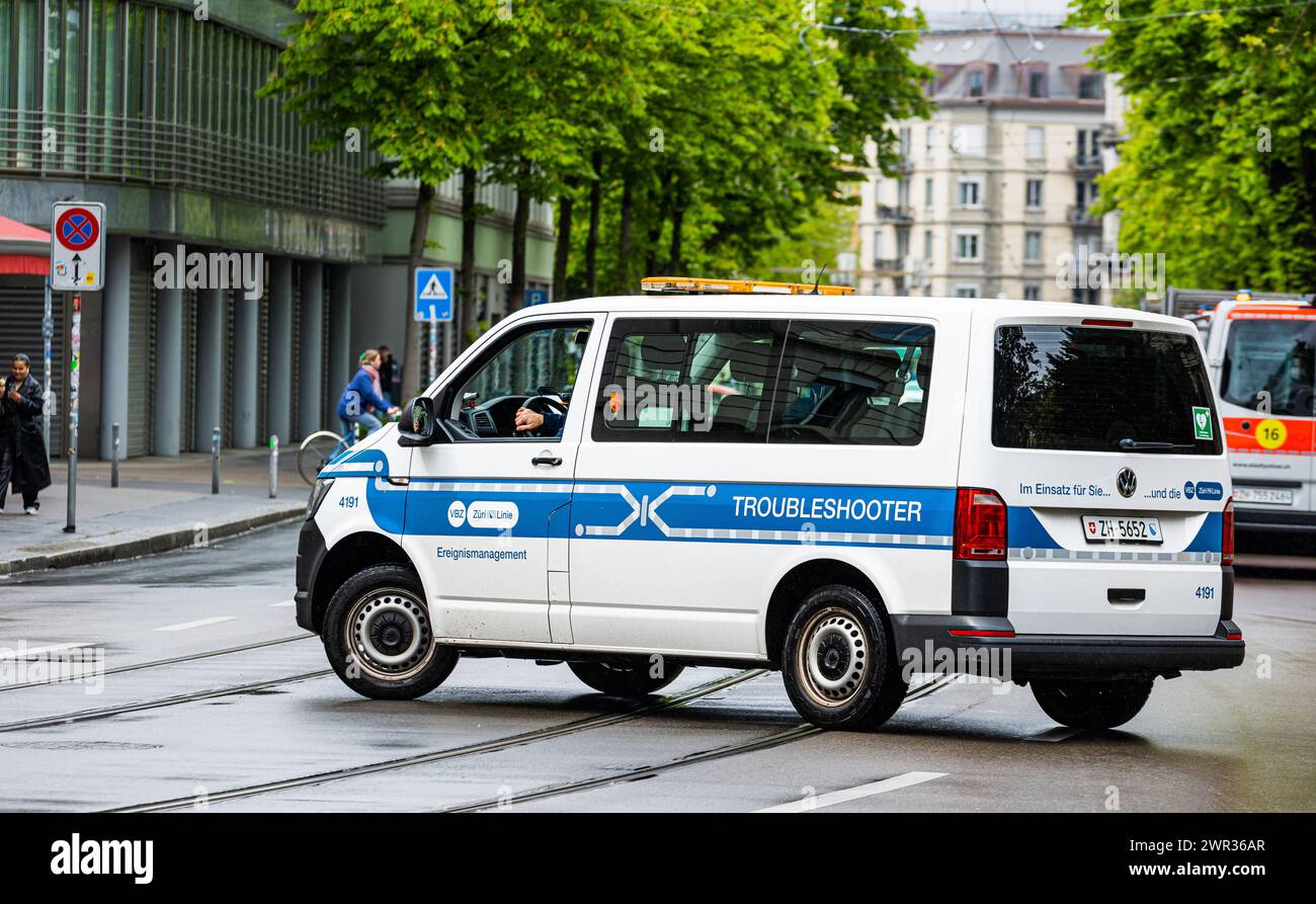 AM 1. Mai steht der Troubleshooter der VBZ im Dauereinsatz. Zur Zeit ist wegen der unbewilligten Demonstration Die Stauffacherstrasse für den tram- un Foto Stock