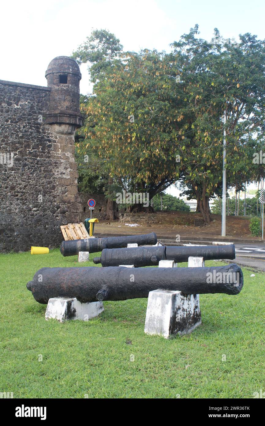 Tre cannoni d'epoca fuori Fort Saint Louis a Fort-de-France, Martinica Foto Stock