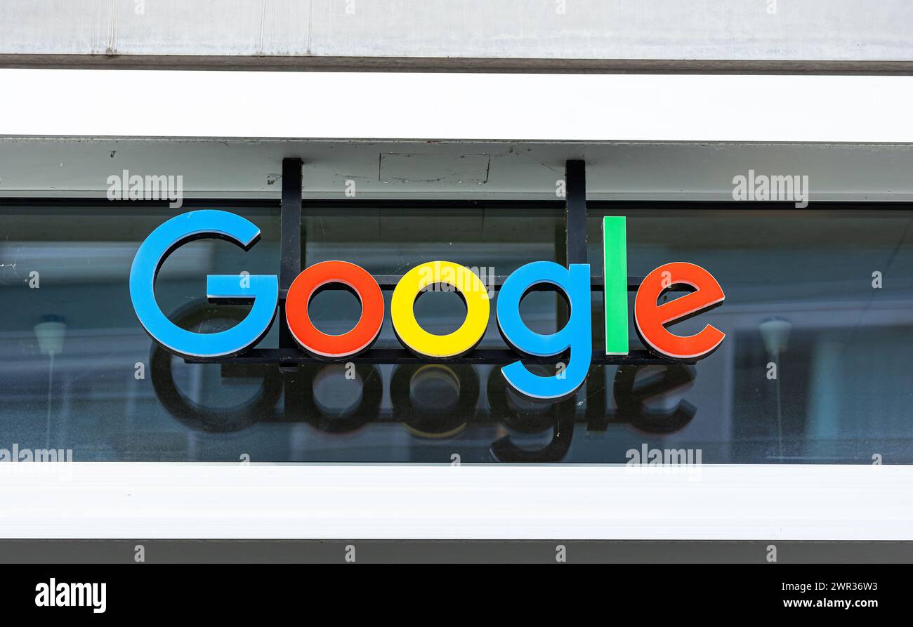 Logo von des US-amerikanischen Technologieunternehmens Google in Zürich. Google gehört zur Dachgesellschaft Alphabet. (Zürich, Schweiz, 01.05.2023) Foto Stock