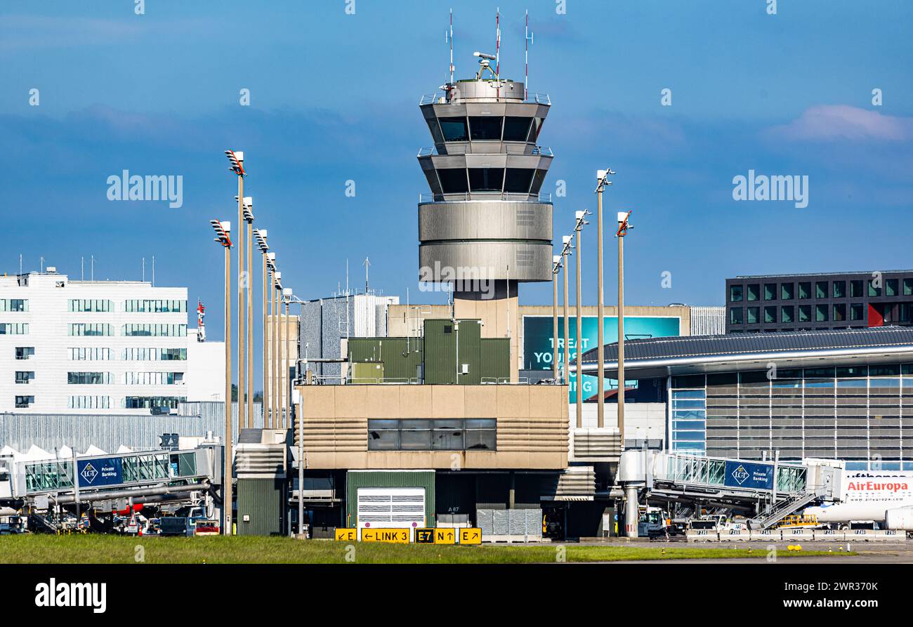 Der Kontrollturm des Flughafen Zürich steht auf dem Terminal A. (Zürich, Schweiz, 03.05.2023) Foto Stock