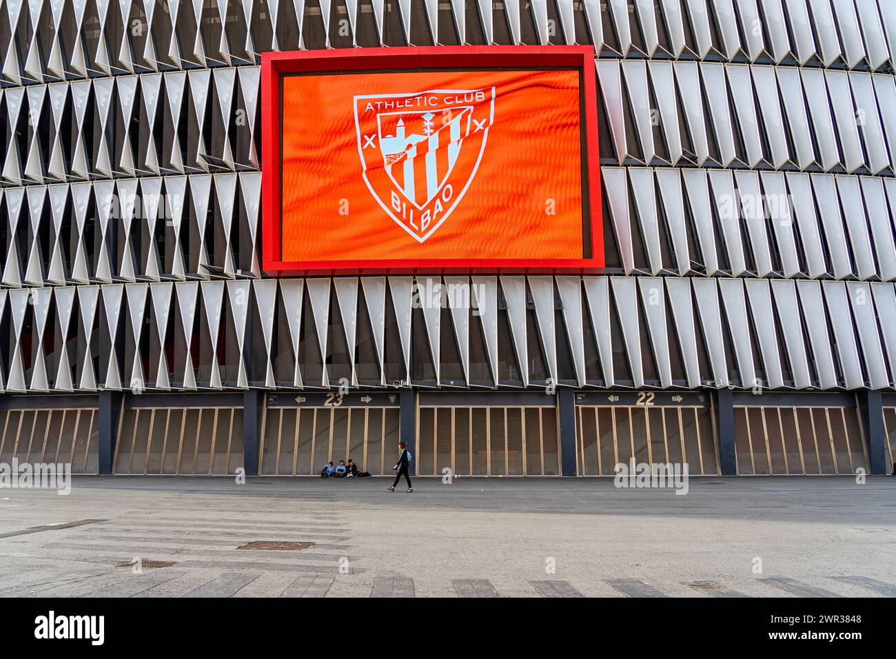 Struttura esterna dello stadio di atletica di Bilbao con logo sullo schermo gigante. Bilbao-Paesi Baschi-Spagna.13-3-2024 Foto Stock