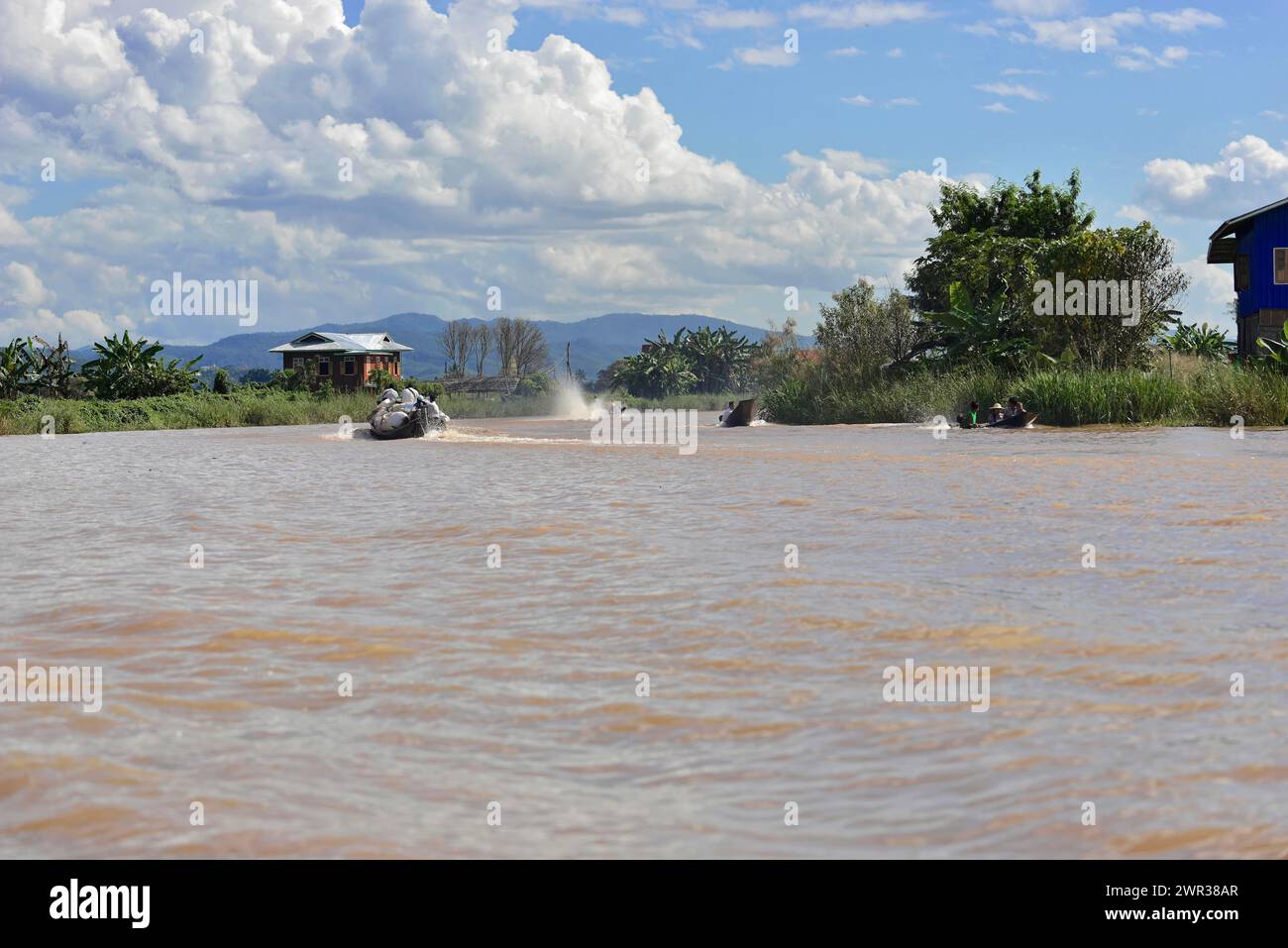 Due motoscafi che viaggiano fianco a fianco su un ampio fiume, Inle Lake, Myanmar Foto Stock