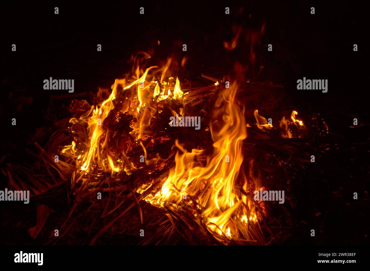 La fiamma e il calore nel caminetto Foto Stock