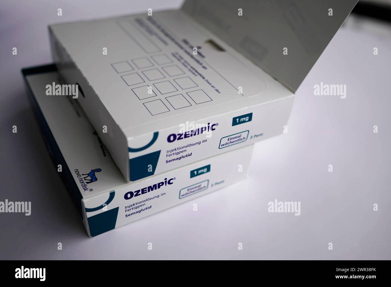 Scatola parzialmente aperta del farmaco Ozempic con istruzioni sul dosaggio, per pazienti affetti da diabete 2, Stoccarda, Baden-Wuerttemberg, Germania Foto Stock