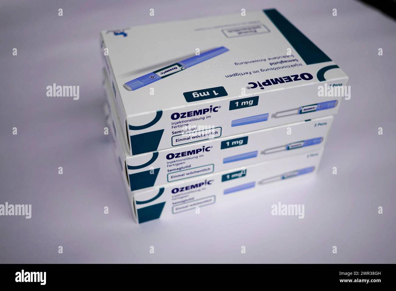 Quattro scatole Ozempic impilate su sfondo chiaro, per pazienti affetti da diabete 2, Stoccarda, Baden-Wuerttemberg, Germania Foto Stock