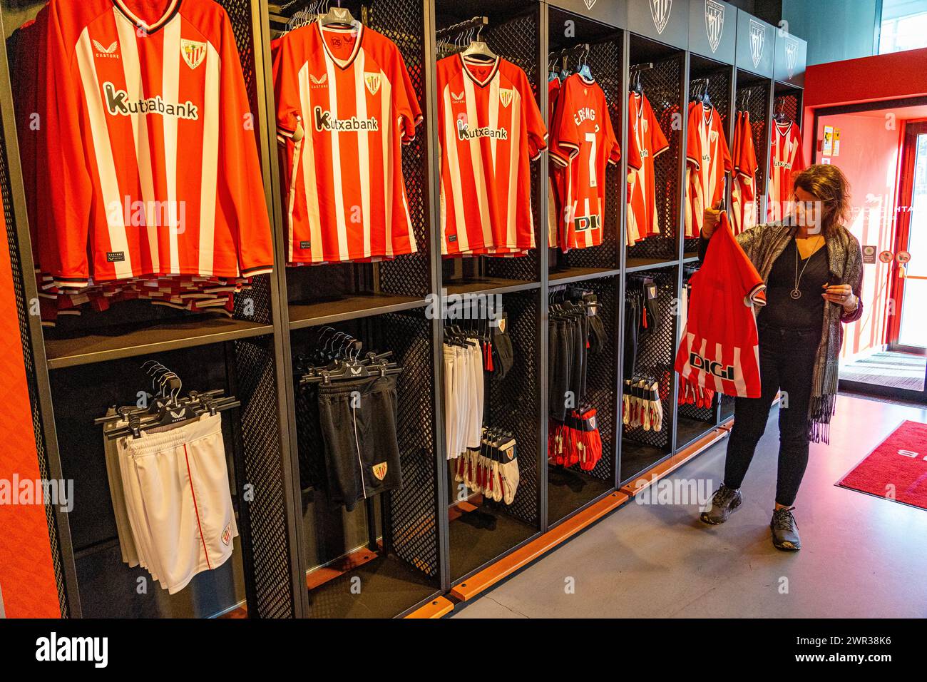 Negozio di merchandising presso lo stadio di atletica di Bilbao, Paesi Baschi, Spagna. 13-3-2024 Foto Stock