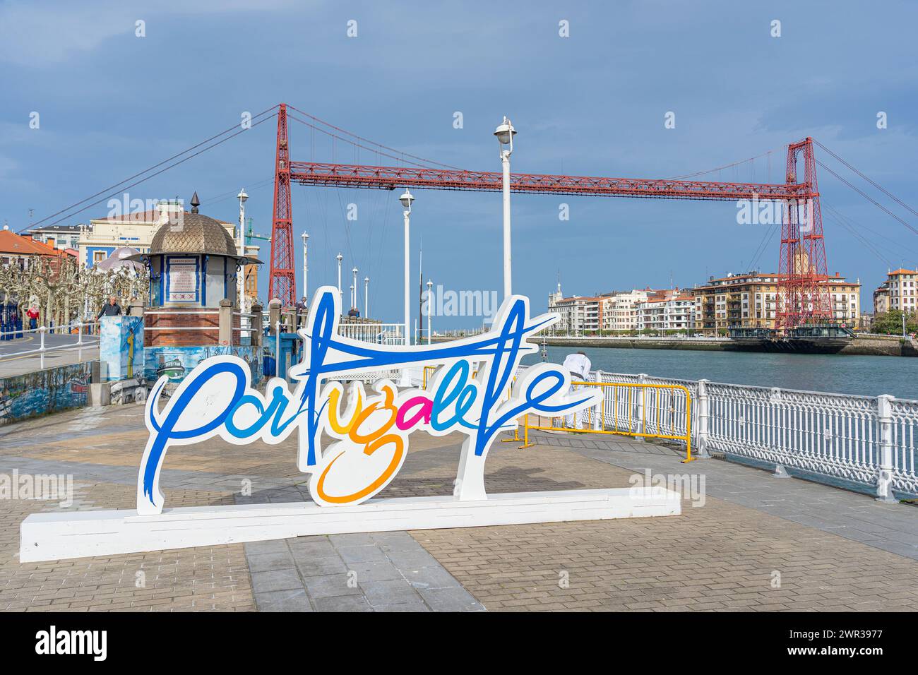 Lettere che identificano la città di Portucalete, sullo sfondo il ponte di Biscaglia sul fiume Nervión. Portugalete-Paesi Baschi-Spagna. 2 marzo, 20 Foto Stock