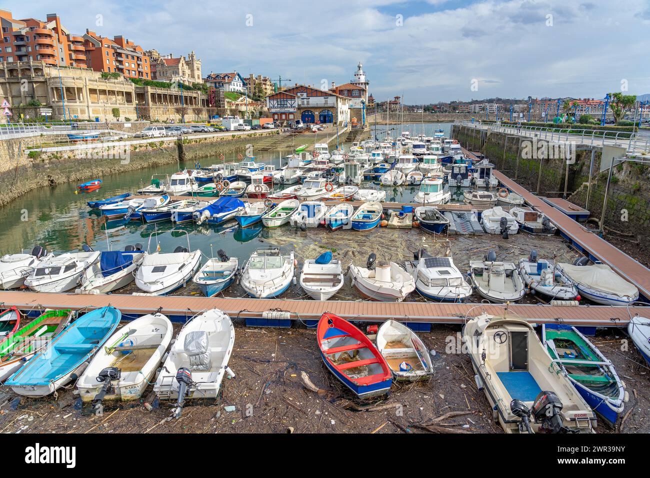 Viale e porticciolo con barche. Getxo-Paesi Baschi-Spagna. 3-3-2024 Foto Stock