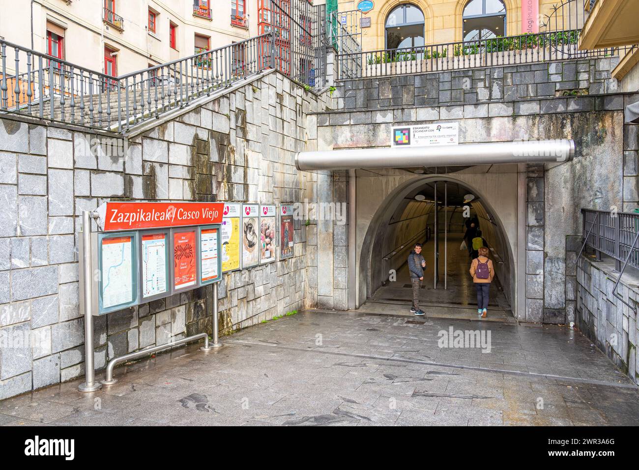 Ingresso alla stazione della metropolitana casco Viejo - Zazpikaleak. Bilbao-Paesi Baschi - Spagna. 13-3-2024 Foto Stock