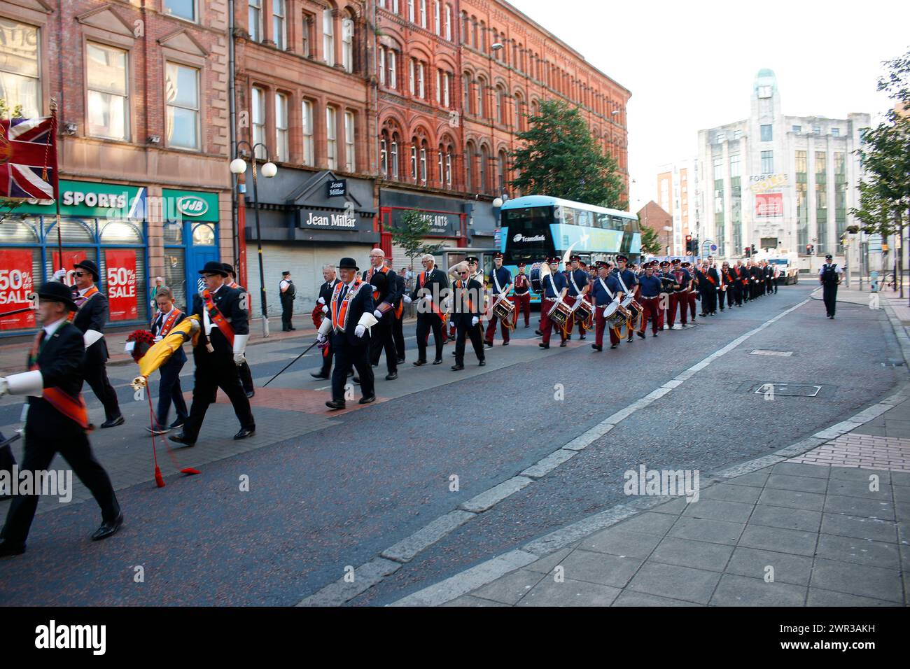Marschsaison der protestantischen Oranierorden, hier durch ein del katholisches Viertel von Belfast, Nordirland/ marching saison dell'Ordine di Orange (Loya Foto Stock