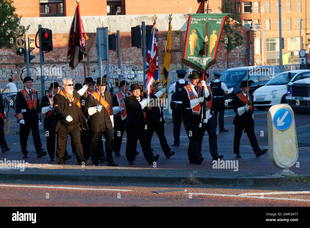 Marschsaison der protestantischen Oranierorden, hier durch ein del katholisches Viertel von Belfast, Nordirland/ marching saison dell'Ordine di Orange (Loya Foto Stock