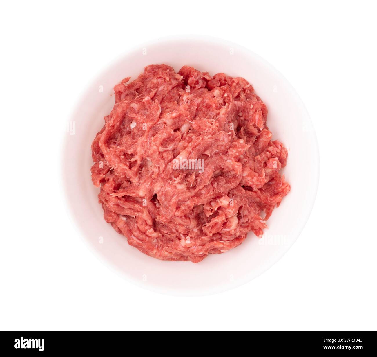 carne macinata fresca cruda, maiale, manzo o carne mista su piatto isolato su fondo bianco con percorso di ritaglio, la carne è pronta per cuocere lasagne o meatba Foto Stock