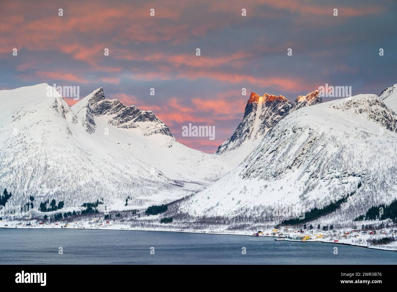 Montagne innevate all'alba, Bergsbotn, Senja Island, Norvegia Foto Stock