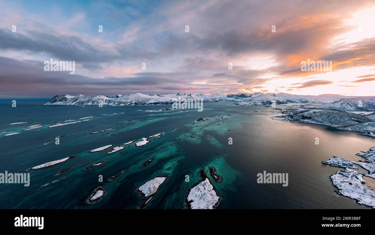 Montagne innevate dal fiordo e dalle isole, Bergsfjorden, Senja Island, Norvegia Foto Stock